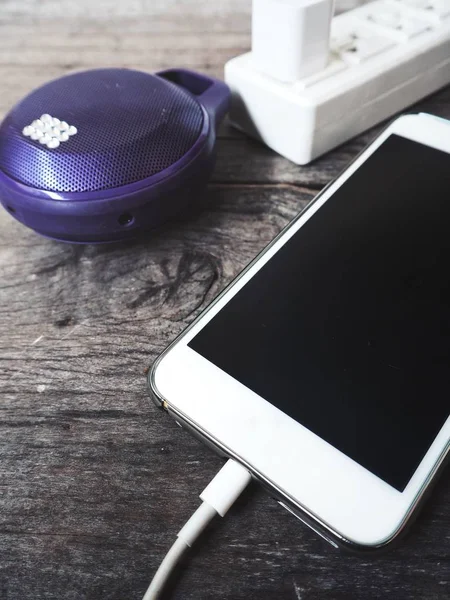 Smartphone charger with bluetooth speaker — Stock Photo, Image