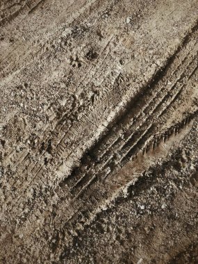 Topraktaki tekerlek izleri