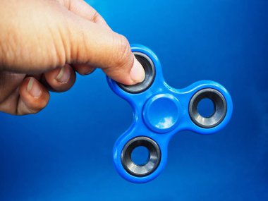 Mavi kıpır spinner yandan