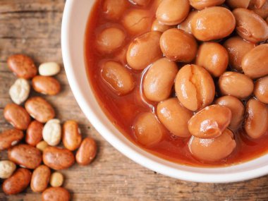 Domates soslu beyaz fasulye.