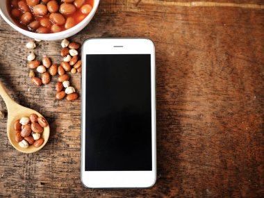 Beyaz fasulye domates sos ile akıllı telefon