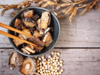 Shiitake mantar ile tofu