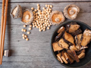 Shiitake mantar ile tofu