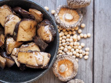 Shiitake mantar ile tofu