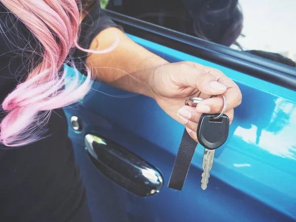 Kobieta z kluczy samochód — Zdjęcie stockowe