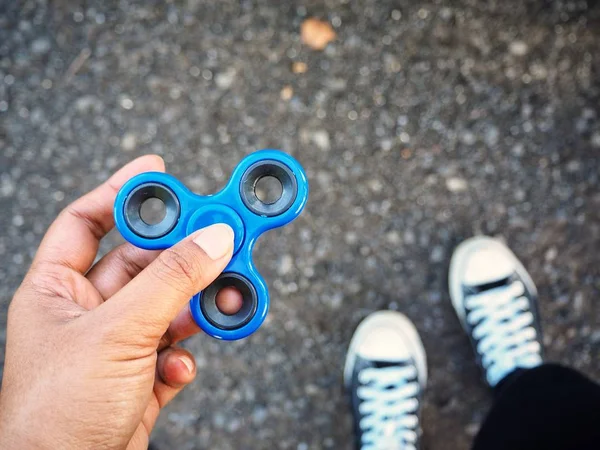 Selfie de fidget spinner en la mano con zapatos — Foto de Stock