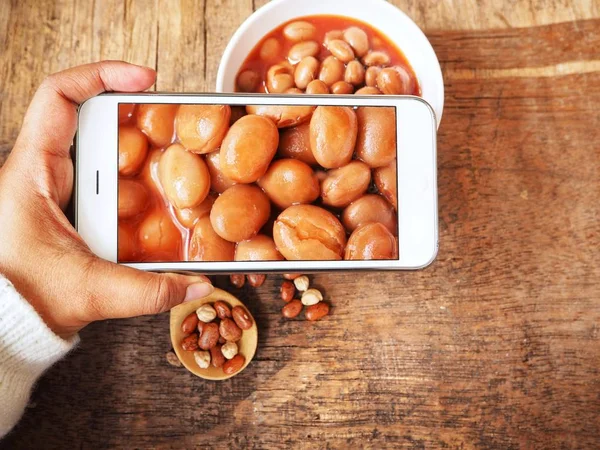 Akıllı telefon ile domates soslu beyaz fasulye fotoğraf çekme