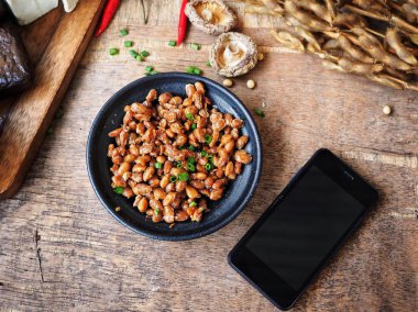 Natto Japon yemekleri ile akıllı telefon