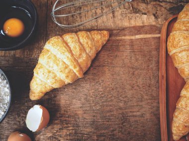 Ahşap arka plan üzerinde ay çöreği, yakın çekim