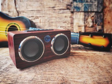 Ukulele ile Bluetooth Hoparlör