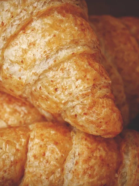 Gros plan des croissants sur fond de bois — Photo