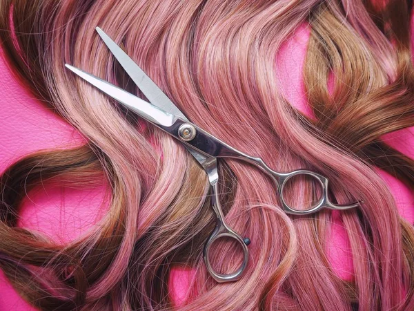 Tesouras de corte de cabelo em fundo rosa — Fotografia de Stock