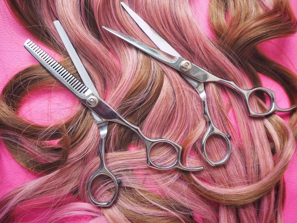 Tesouras de corte de cabelo em fundo rosa — Fotografia de Stock