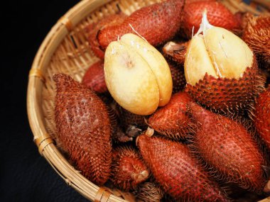 Siyah arka plan üzerine yılan meyve