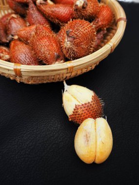 Siyah arka plan üzerine yılan meyve