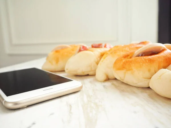 Sandwich de comida vietnamita con teléfono inteligente —  Fotos de Stock