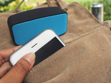 Akıllı telefon ve çanta ile Bluetooth Hoparlör