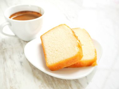 Kahve fincanı ile tereyağı pasta