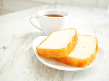 Kahve fincanı ile tereyağı pasta