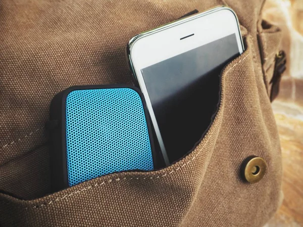 Alto-falante Bluetooth com telefone inteligente e saco — Fotografia de Stock
