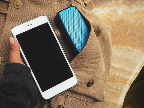 Altavoz Bluetooth con teléfono inteligente y bolsa — Foto de Stock