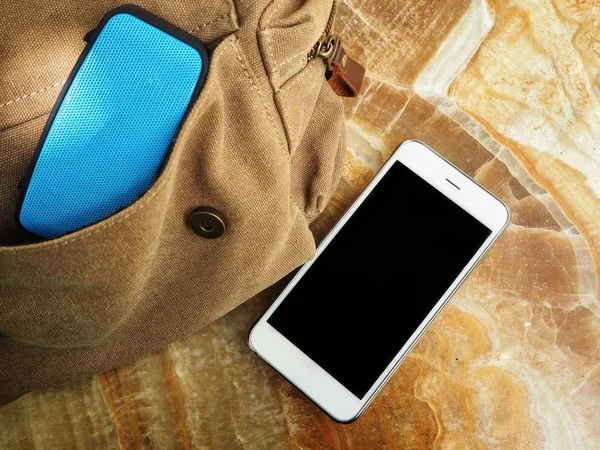 Ηχείο Bluetooth με το έξυπνο τηλέφωνο και τσάντα — Φωτογραφία Αρχείου