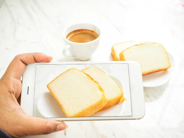 Robiąc zdjęcie masła ciasto z inteligentny telefon — Zdjęcie stockowe