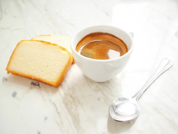 Gâteau au beurre avec tasse à café — Photo