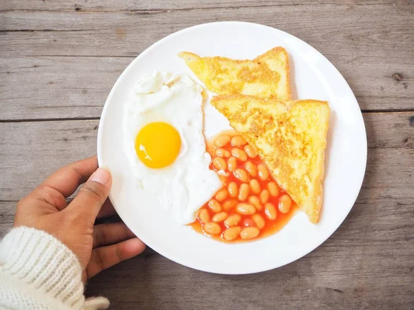 Жінка їсть англійський сніданок — стокове фото