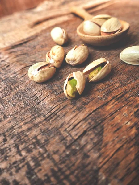 Zblízka pistachio na dřevo — Stock fotografie