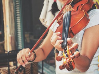 kadın oynarken keman