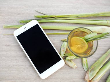 Limon otu içki ile akıllı telefon