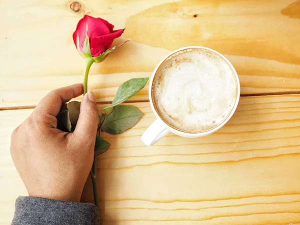 Žena pít šálek kávy a červené růže v den valentinky — Stock fotografie