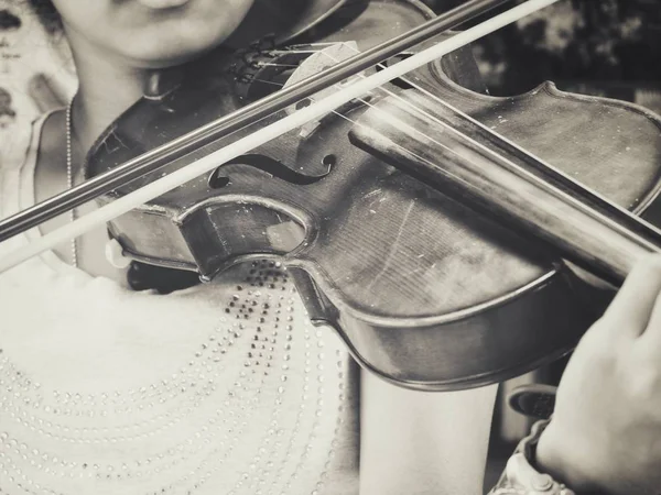 Vrouw spelen viool — Stockfoto