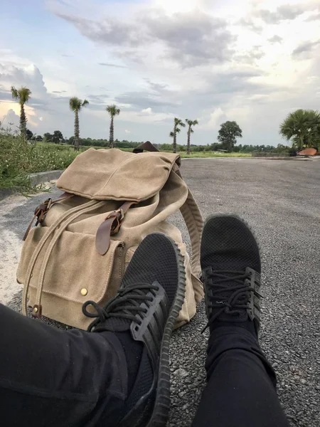 Selfie van sneakers met tas — Stockfoto