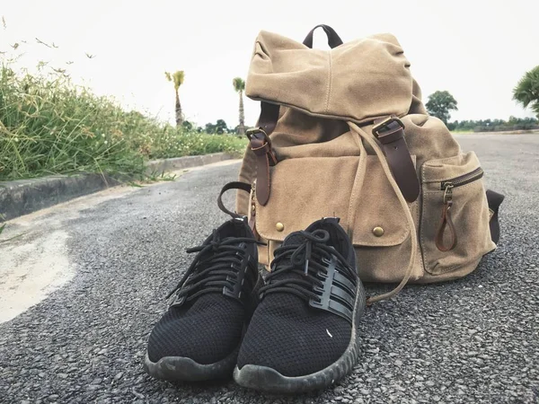 Sneakers con borsa da viaggio — Foto Stock