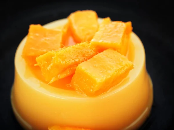 Close up van pudding van mango — Stockfoto