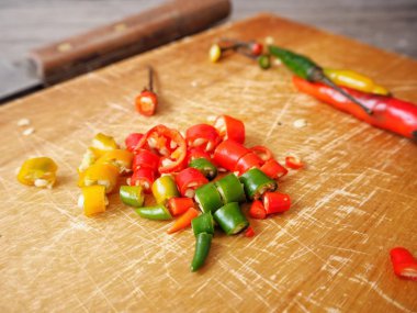 seçici odak kesme tahtası, ahşap masa mutfak bıçak üzerinde chili biber dilimleri