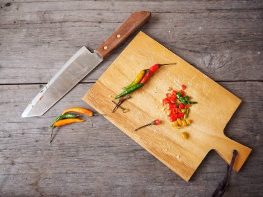 biber dilimleri yükseltilmiş görünümü üzerinde kesme tahtası, bıçak mutfak ahşap tablo