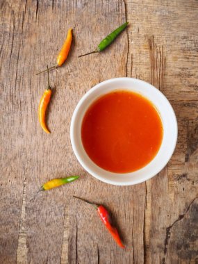 kase sriracha chili sos ve ham biber ile yükseltilmiş görünümünü ahşap masa üzerinde
