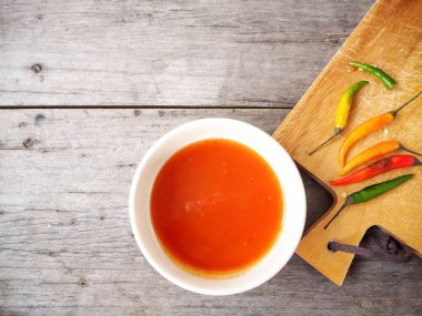 kase lezzetli sriracha chili sos ve ham biber ile yükseltilmiş görünümünü ahşap masa üzerinde