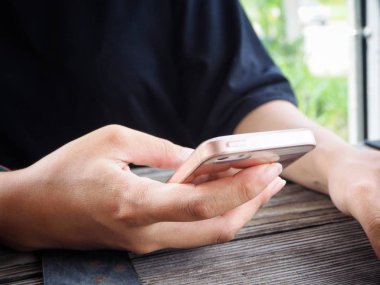 Akıllı telefon kullanan kadın