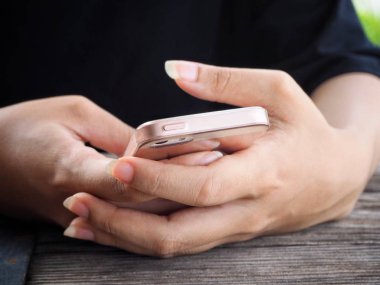 Akıllı telefon kullanan kadın