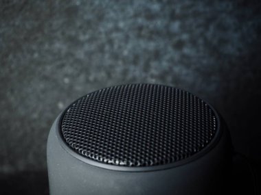 bluetooth hoparlör koyu arka plan üzerinde yakın çekim çekim