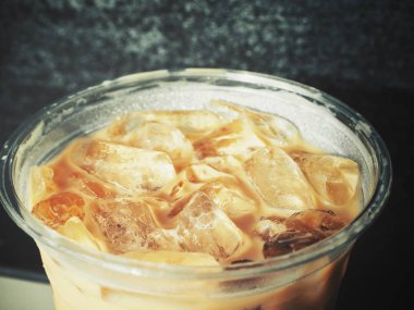 plastik bardak buzlu kahve siyah yakın çekim çekim