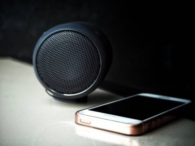 bluetooth hoparlör ve beyaz masa üstü smartphone yakın çekim shot