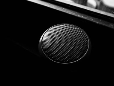 bluetooth hoparlör koyu arka plan üzerinde yakın çekim siyah beyaz çekim