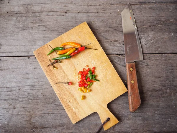 Ansicht Von Chilischeiben Auf Holzbrett Messer Auf Dem Tisch Der — Stockfoto