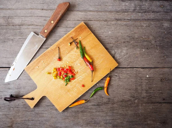 Erhöhte Sicht Auf Geschnittene Chilischoten Auf Schneidebrett Messer Auf Holztisch — Stockfoto