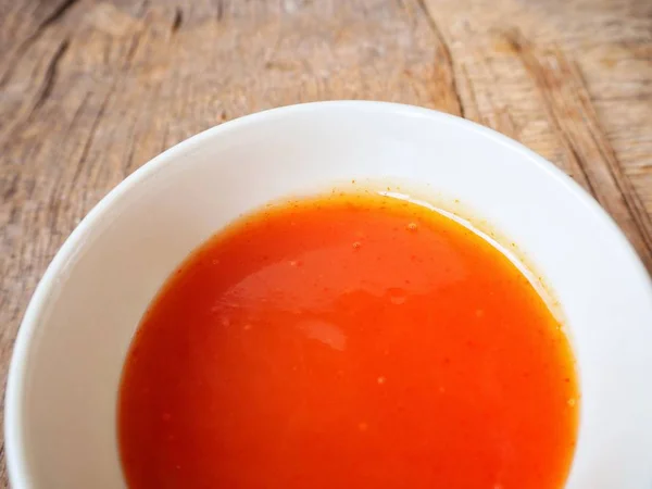 Close Bowl Spicy Sriracha Chili Sauce Wooden Tabletop — Stock Photo, Image